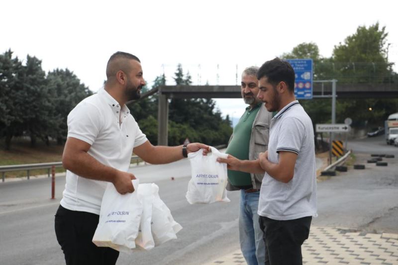İZMİT BELEDİYESİ SERVİS BEKLEYEN  İŞÇİLERE POĞAÇA İKRAMLARINA DEVAM EDİYOR