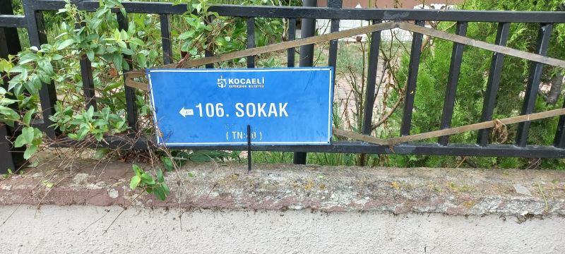 İZMİT BELEDİYESİ EMEKÇİLERİYLE DALGA GEÇEN MUHTAR KABAK’I KINIYORUZ