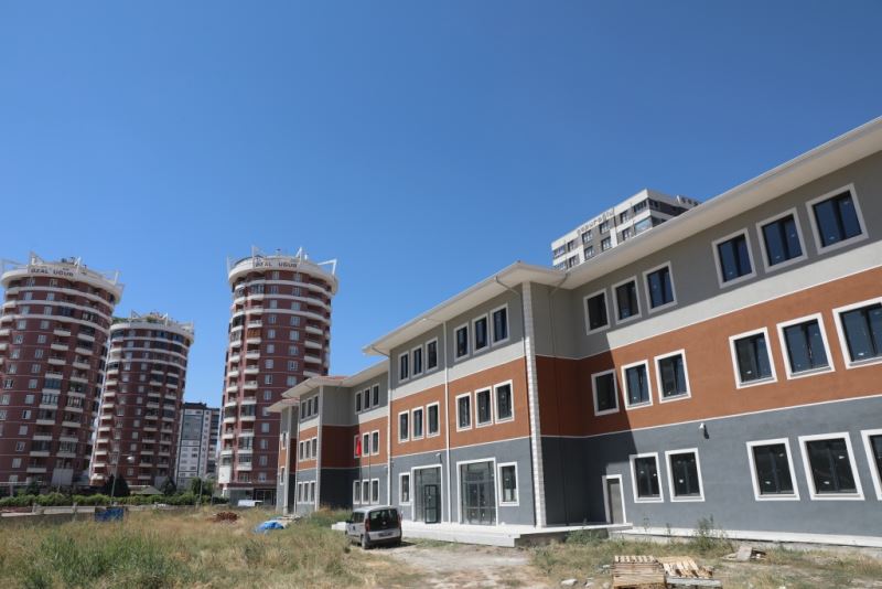 DÖNÜŞÜMLE SEYRANİ’YE KAZANDIRILAN OKUL, EĞİTİME HAZIRLANIYOR