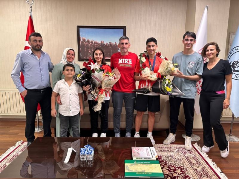 Çiçeklerle karşılandılar