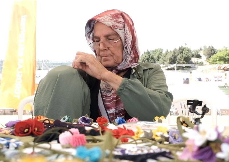 TEK ELİYLE İĞNE OYASI YAPARAK, GEÇİMİNİ SAĞLIYOR
