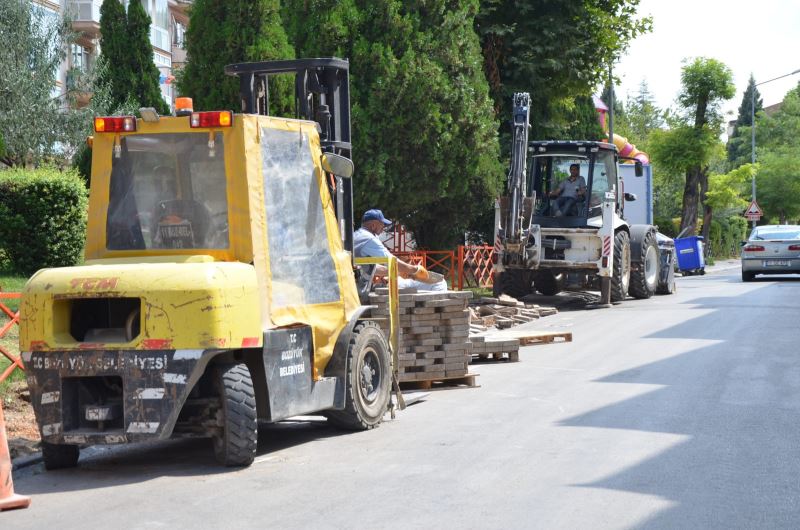 CAMİ CADDESİ’NDE KALDIRIM REVİZE ÇALIŞMASI YAPILDI
