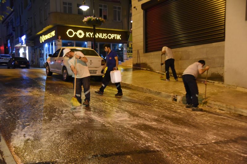 EKİPLER GECE BOYUNCA CADDE VE SOKAKLARI YIKADI ÇÖP KONTEYNERLERİNİ DEZENFEKTE ETTİ