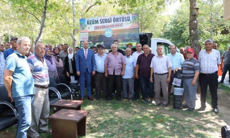 Üreticiler Üzüm Sergi Örtülerini Teslim Aldı