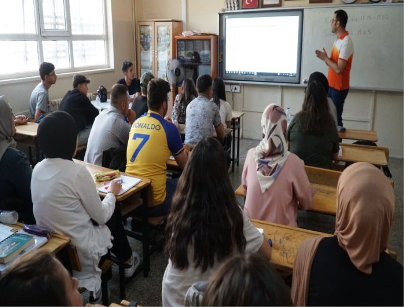 GENÇLER, HALİLİYE BELEDİYESİYLE ÜNİVERSİTELİ OLUYOR