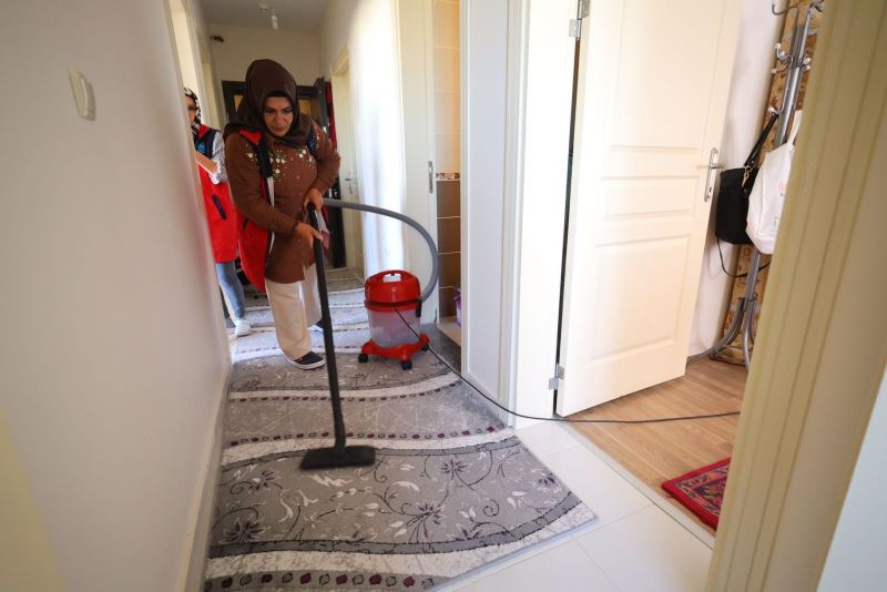 GÖNÜL BELEDİYECİLİĞİNİN EN GÜZEL ÖRNEKLERİNDEN “EVDE TEMİZLİK BAKIM HİZMETİ”