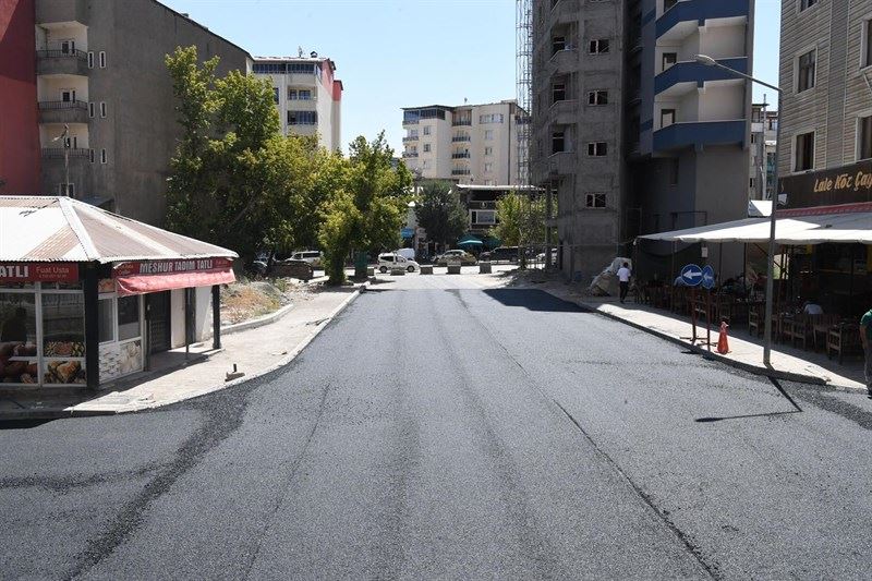 ŞEHİT AKİF AĞAOĞLU CADDESİ VE BAĞLNTI YOLLARINDA AŞINMA ASFALT ÇALIŞMASI SÜRÜYOR