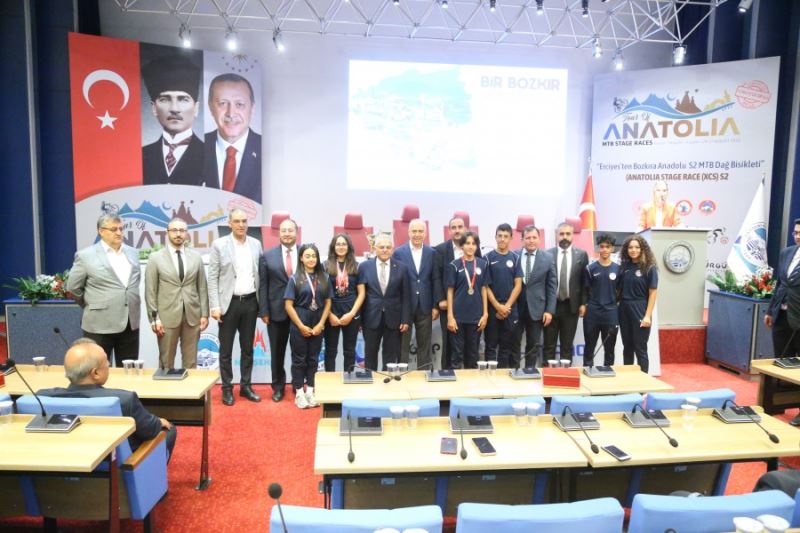 Belediye Başkanımız Av. Mustafa İlmek, ilçemizin ev sahipliğinde düzenlenecek 30 ülkeden 100 sporcunun katılacağı Etaplı Zamana karşı Bisiklet yarışı