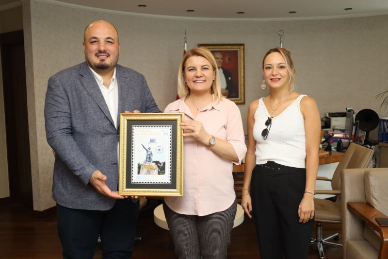 KYÖD BAŞKANI SARAL, CUMHURİYETİMİZİN 100.  YILINA ÖZEL BASTIRILAN PULU BAŞKAN HÜRRİYET’E HEDİYE ETTİ