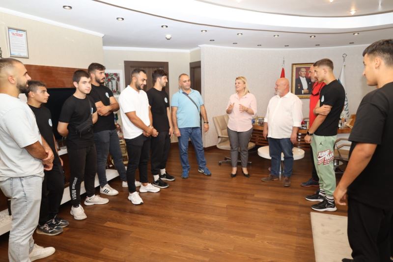 BAŞKAN HÜRRİYET, MANİSA’DA ER MEYDANINA ÇIKACAK İZMİTLİ PEHLİVANLARA BAŞARILAR DİLEDİ
