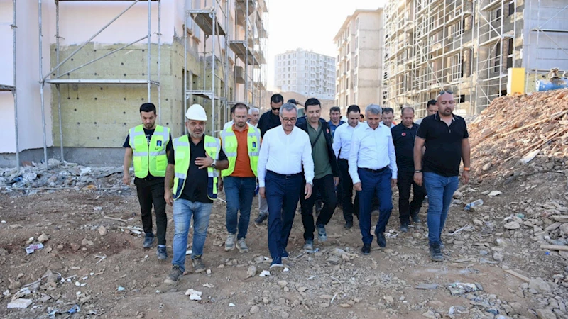 Güngör ve Ünlüer, Türkoğlu’nda Köy Evleri ve Kalıcı Konutları Yerinde İnceledi