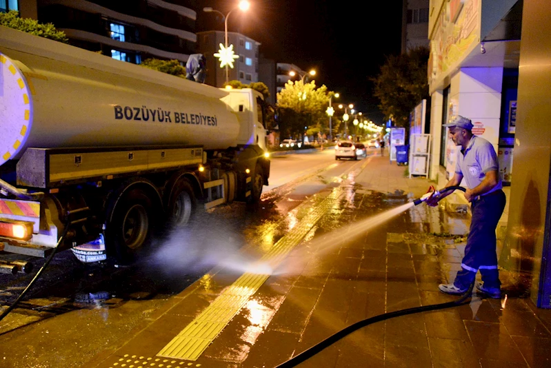 BOZÜYÜK’TE ANA CADDE VE KALDIRIMLAR TAZYİKLİ SUYLA  YIKANARAK TEMİZLENİYOR