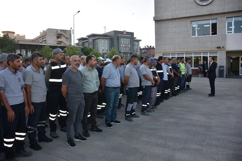 VALİ VE BELEDİYE BAŞKAN VEKİLİ DR. KEMAL KIZILKAYA, TEMİZLİK İŞÇİLERİYLE BİR ARAYA GELDİ