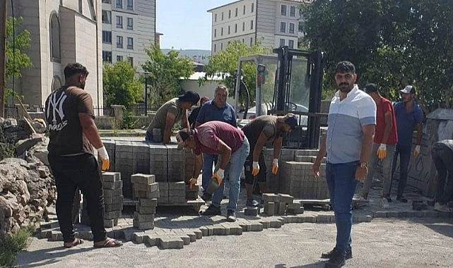 SOKAKLAR YENİ PARKE TAŞIYLA DÖŞENİYOR