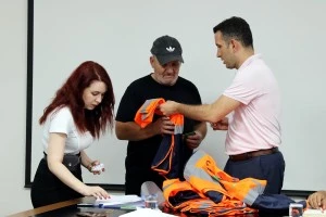 SOKAK TOPLAYICILARI STATÜYE KAVUŞTU