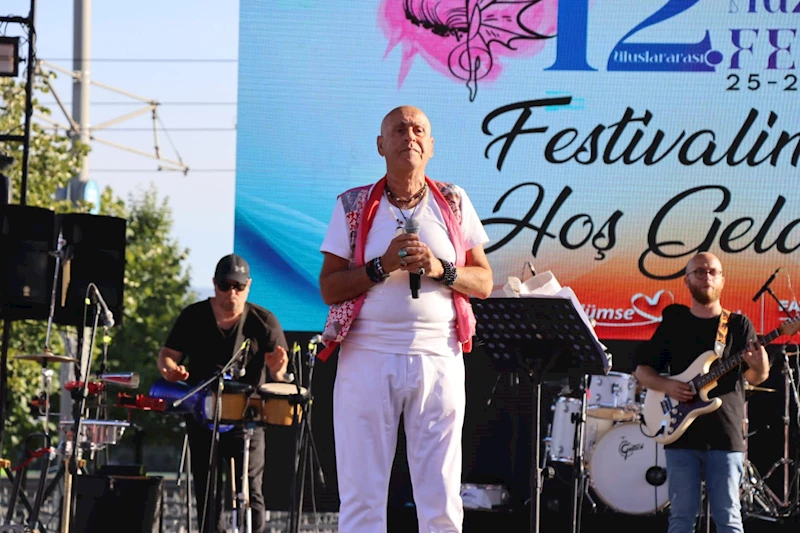 İZMİTLİ SANATÇI BÜLENT TAMER, SAHNESİYLE  PİŞMANİYE FESTİVALİNE RENK KATTI