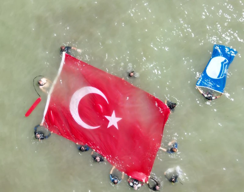 Denizde Türk Bayrağı açtılar