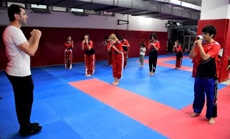 Kick Boks sporcuları madalya peşinde
