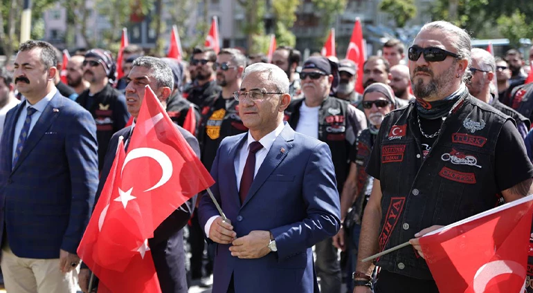 KURULUŞTAN KURTULUŞA ANITI ÖNÜNDE TÜRKCHOPPER