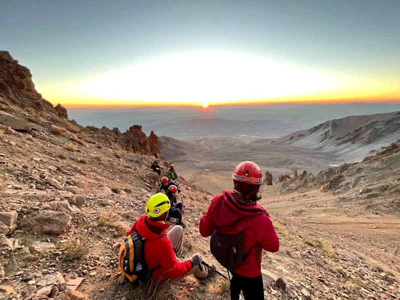 Büyükşehir ile Dağcılar, Erciyes’in Zirvesinde Görsel Şölen Yaşıyor