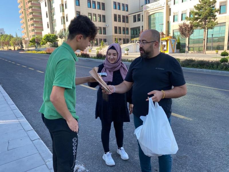 Turkuaz Masa Ekiplerinden Sabah Vatandaşlara Simit Ve Meyve Suyu İkramı
