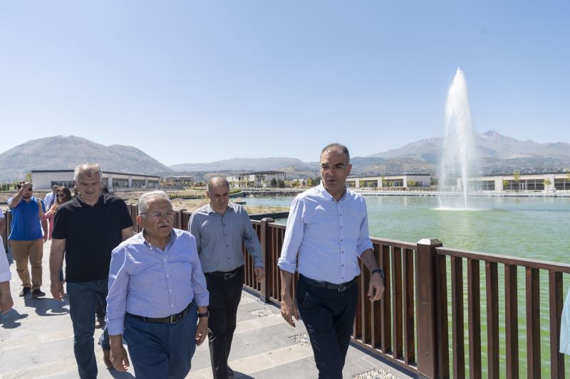 Başkan Büyükkılıç’tan Sona Yaklaşılan Recep Tayyip Erdoğan Millet Bahçesi’nde İnceleme