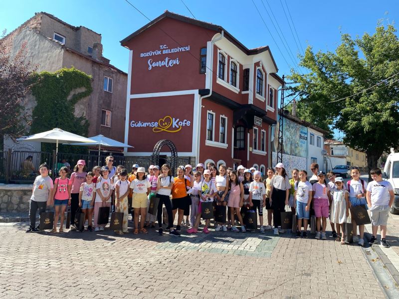 BOZÜYÜK BELEDİYESİ’NİN ÜCRETSİZ ESKİŞEHİR GEZİSİNDE ÇOCUKLAR HARİKA BİR GÜN GEÇİRDİ