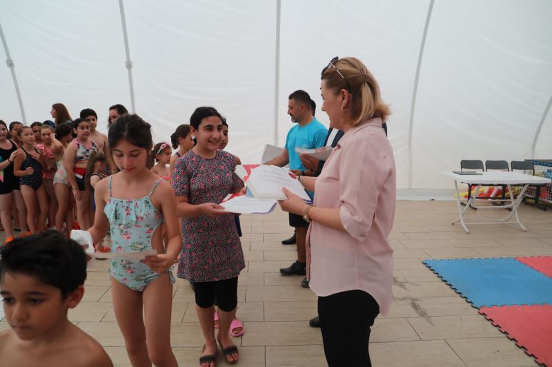 İZMİT’İN MİNİK YÜZÜCÜLERİ SERTİFİKALARINI  FATMA ABLALARININ ELİNDEN ALDI