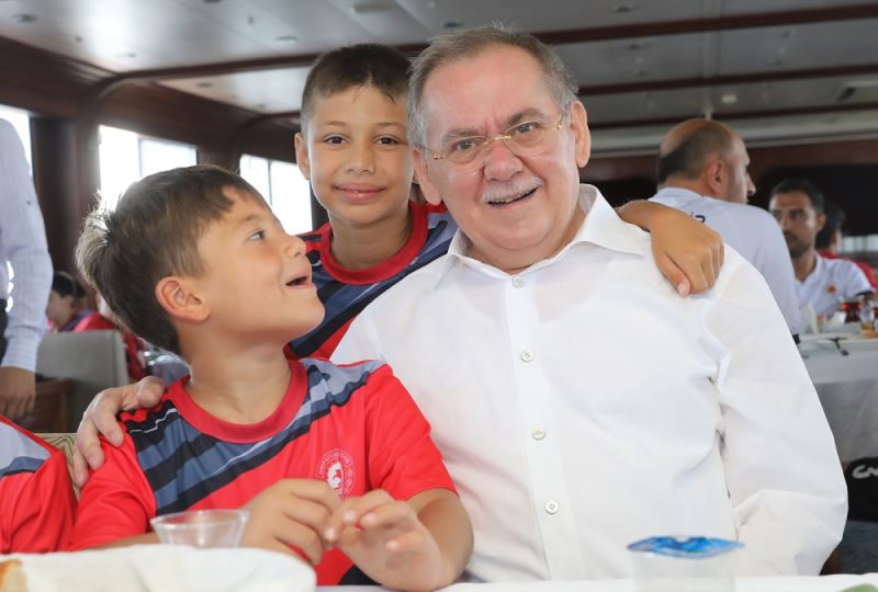 Başkan Demir, futbol altyapı oyuncularıyla bir araya geldi
