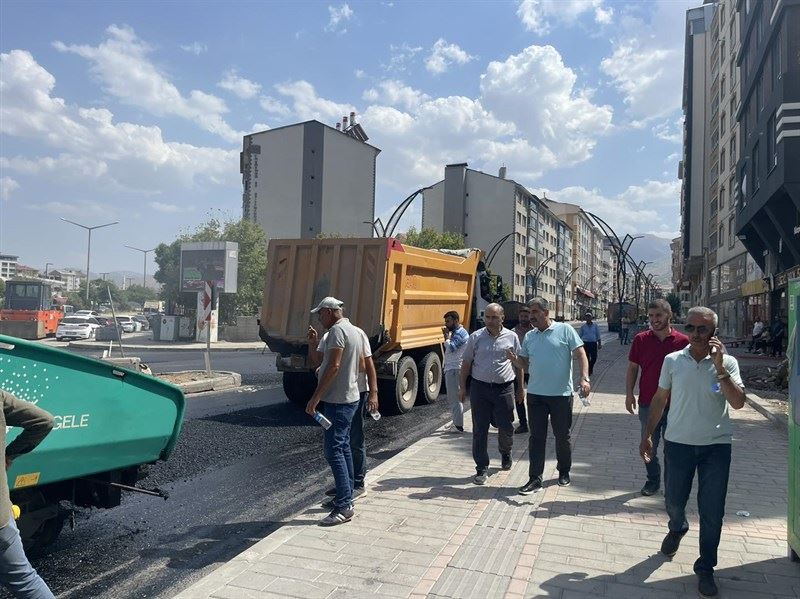 ESKİ ERZURUM CADDESİNDE İKİNCİ AŞAMA ASFALT SERİMİNE BAŞLANDI
