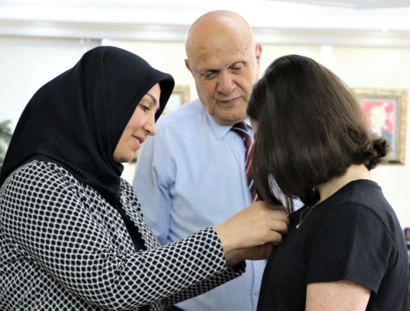 BELEDİYE BAŞKANIMIZDAN LGS TÜRKİYE BİRİNCİSİNE ALTIN ÖDÜLÜ