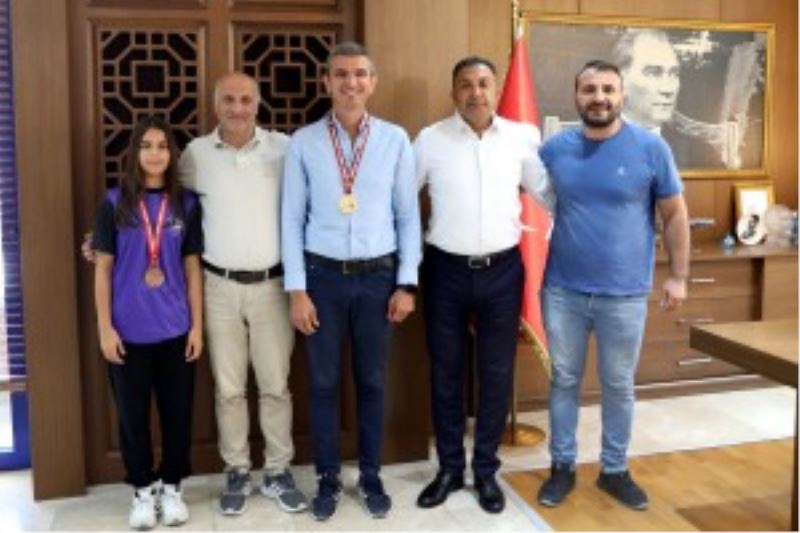 BAŞARILI SPORCULARIMIZ ALTIN İLE ÖDÜLLENDİRİLDİ