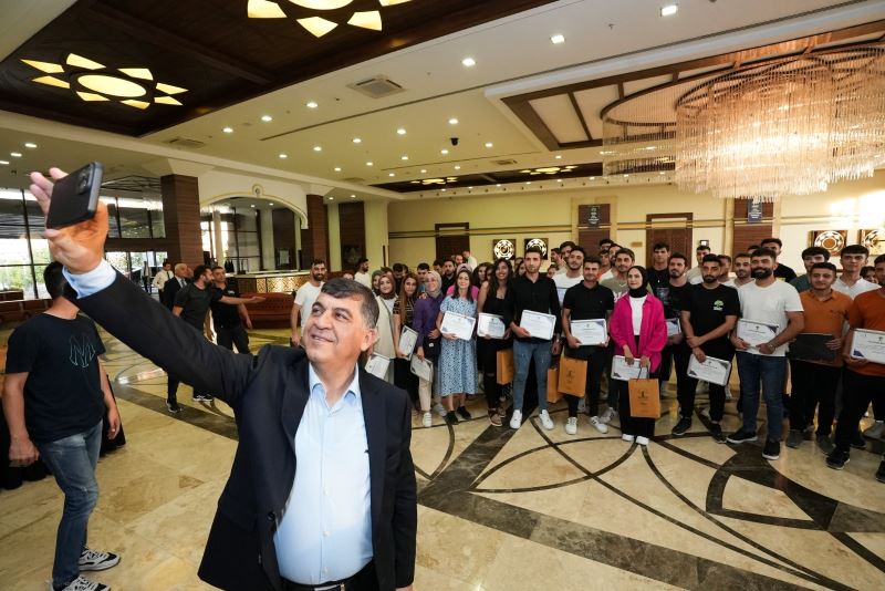 GENÇLERİN HAYALİ, BİR SONRAKİ KAREYİ ÜNİFORMALI ÇEKTİRMEK