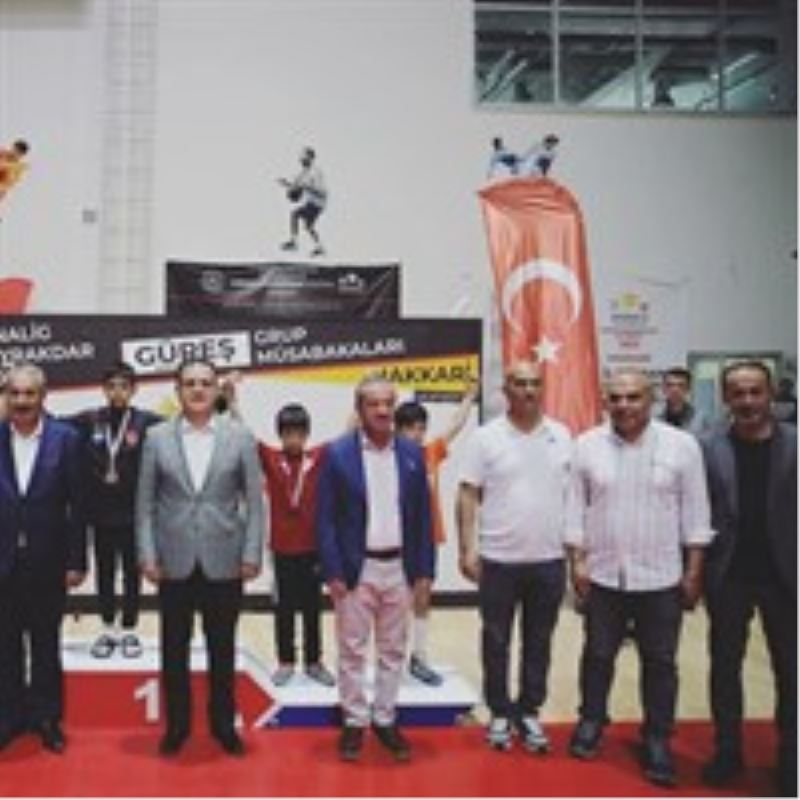 Sayın Vali/Belediye Başkan Vekilimiz ilimizde düzenlenen 2023 sezonu minik küçükler grubu güreş müsabakalarını izledi