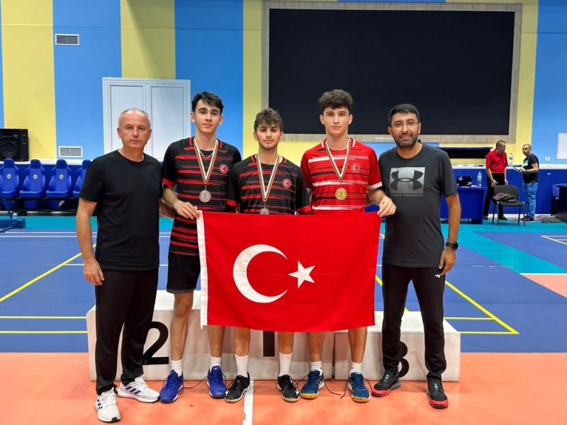 Badminton’da madalya avı