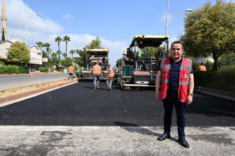 Başkan Böcek Döşemealtında asfalt çalışmalarını inceledi