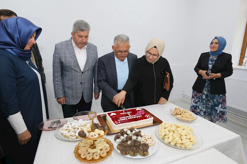 Büyükkılıç, Kadınların Ürettiği Gilaburulu Yaş Pastayı Eşi İle Birlikte Kesti