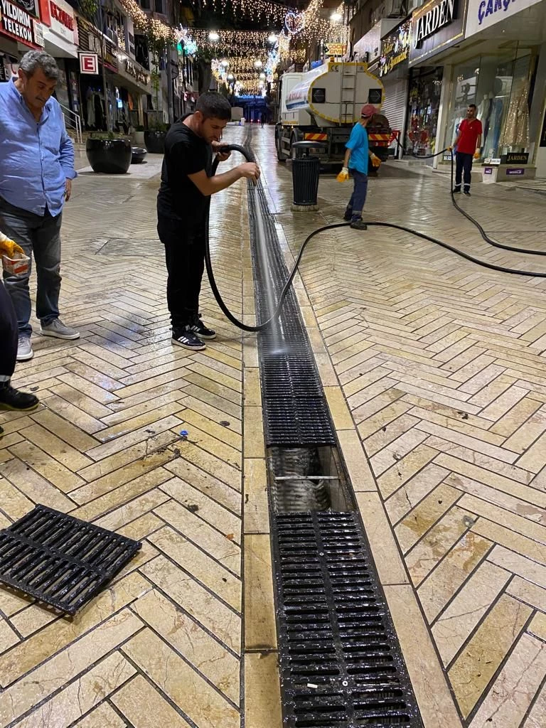 İZMİT BELEDİYESİ FETHİYE CADDESİ’NDE  GENİŞ ÇAPLI MAZGAL TEMİZLİĞİ YAPTI