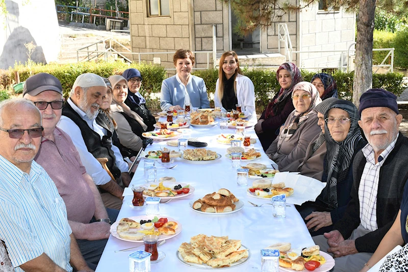 Yaşlı Bakım ve Dinlenme Merkezimizdeki Yaşlılara Kahvaltı Programı Düzenlendi