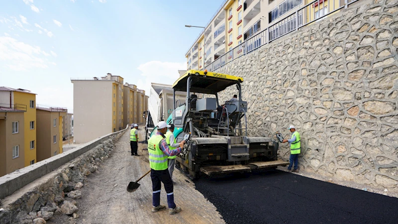 Büyükşehir, Yıldızevler’in Yollarını Sıcak Asfaltla Buluşturuyor