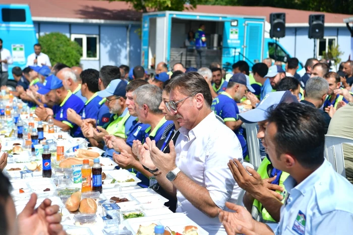 Bahçelievler Belediye Başkanı Dr. Hakan Bahadır personelle yemekte