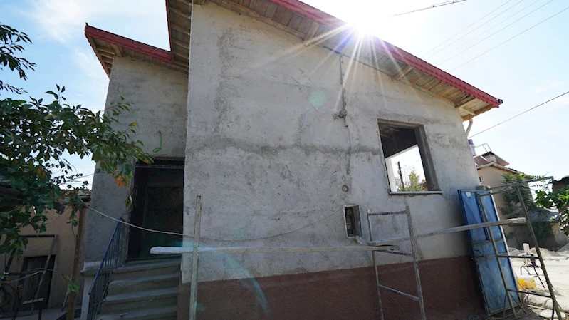BAŞKAN KAVUŞ, EVİ YANAN AYŞE TEYZEYE SAHİP ÇIKTI