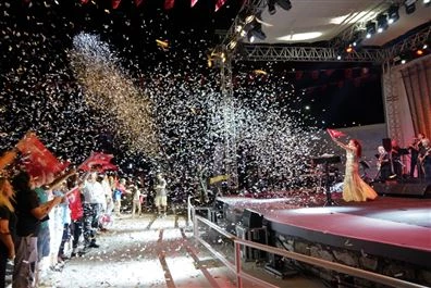 ALAÇATI’DA KURTULUŞ COŞKUSU CANDAN ERÇETİNLE KUTLANDI
