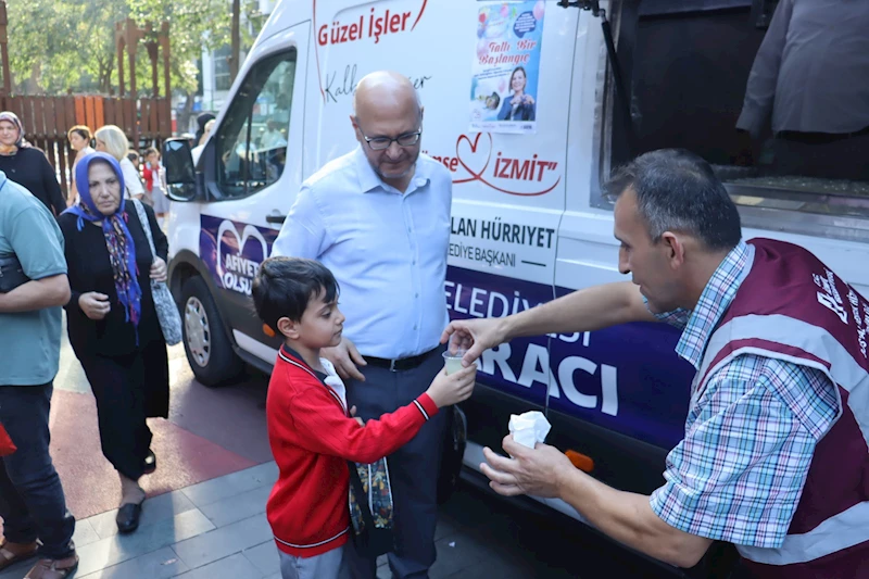 İZMİT BELEDİYESİ, YENİ DÖNEMDE ÖĞRENCİLERİ İKRAMLARLA KARŞILADI