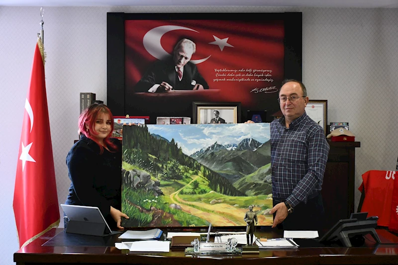 GENÇ RESSAMDAN BAŞKAN ELÇİN’E ZİYARET