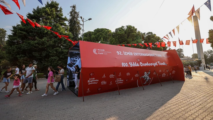 İzmirliler 92.İEF’de Ata’ya akın etti