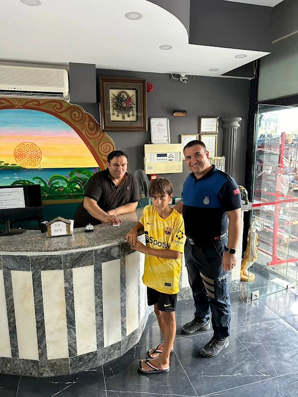 Zabıta ekipleri kaybolan çocuğu ailesine teslim etti.