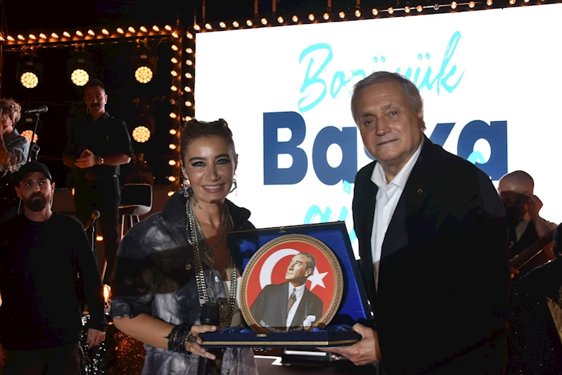 BOZÜYÜK’TE SEVİLEN SANATÇI SILA’DAN MUHTEŞEM KURTULUŞ KONSERİ