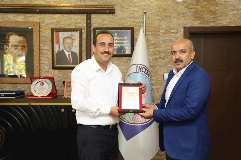 İlçe Milli Eğitim Müdürümüz Sn. Osman Malkoçoğlu eğitime katkılarından dolayı Belediye Başkanımız Sn. Av. Mustafa İLMEK