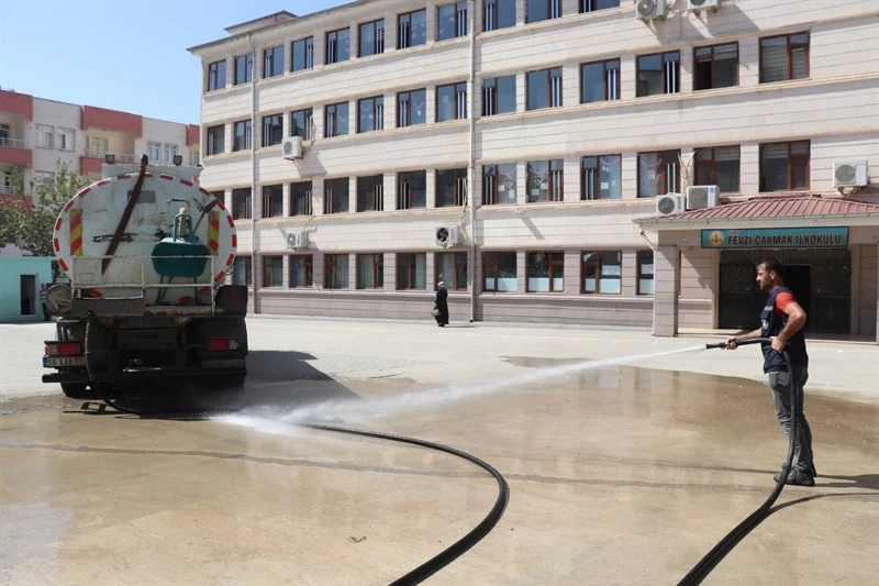 SİİRT’TE YENİ EĞİTİM YILI ÖNCESİNDE OKUL BAHÇELERİNDE TEMİZLİK SEFERBERLİĞİ BAŞLADI